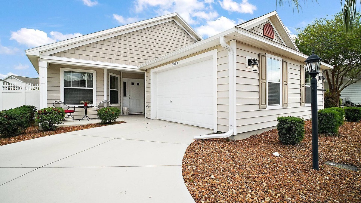 Lake Sumter Landing Villa | Charming 3-bedroom villa walking distance to Lake Sumter Sq Golf Cart included