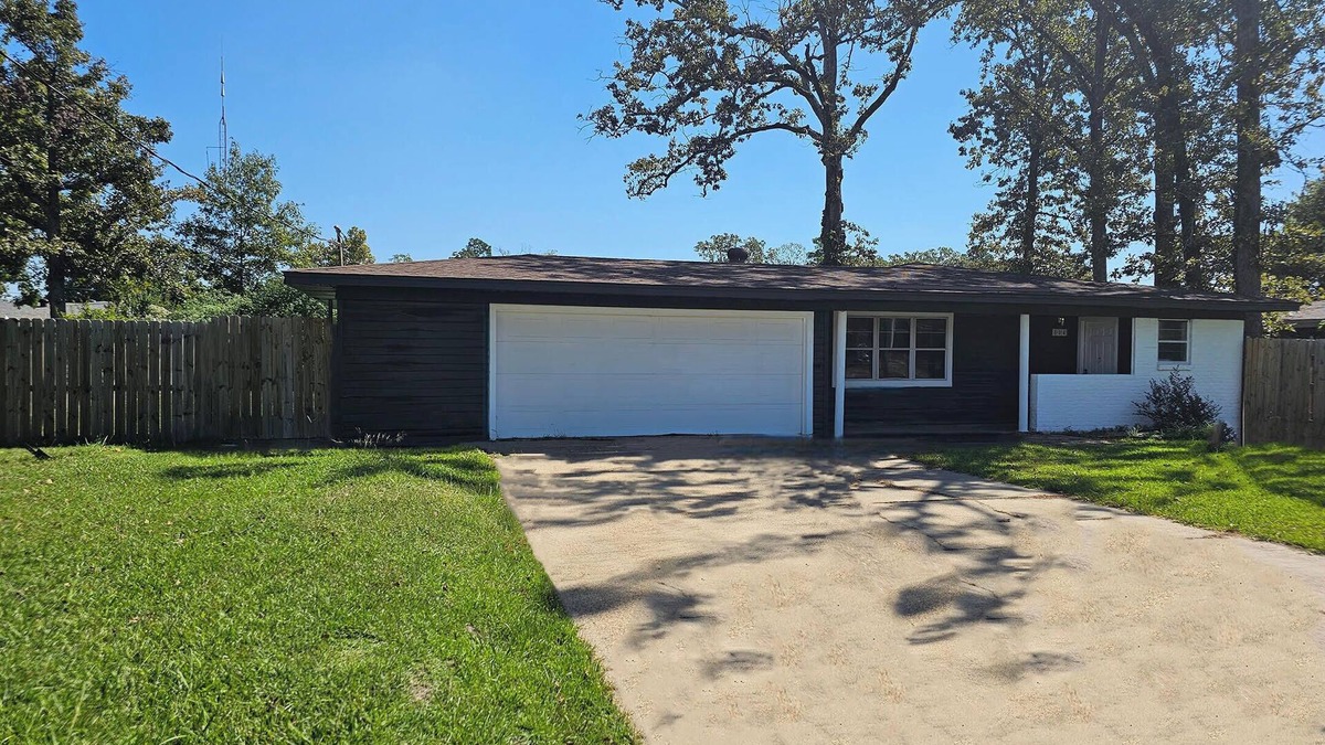 West Monroe House | Charming 3-bedroom,2 bath house, Wifi, outdoor space, grills, washer and dryer