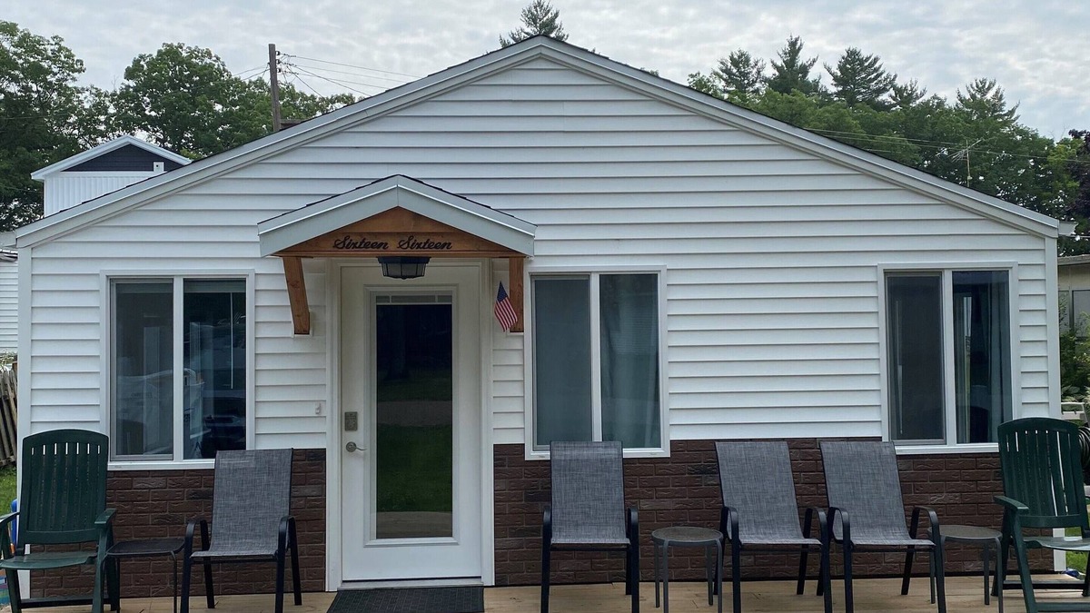 White Cloud Cottage | Charming 3-bedroom cottage with WiFi and AC in delightful White Cloud