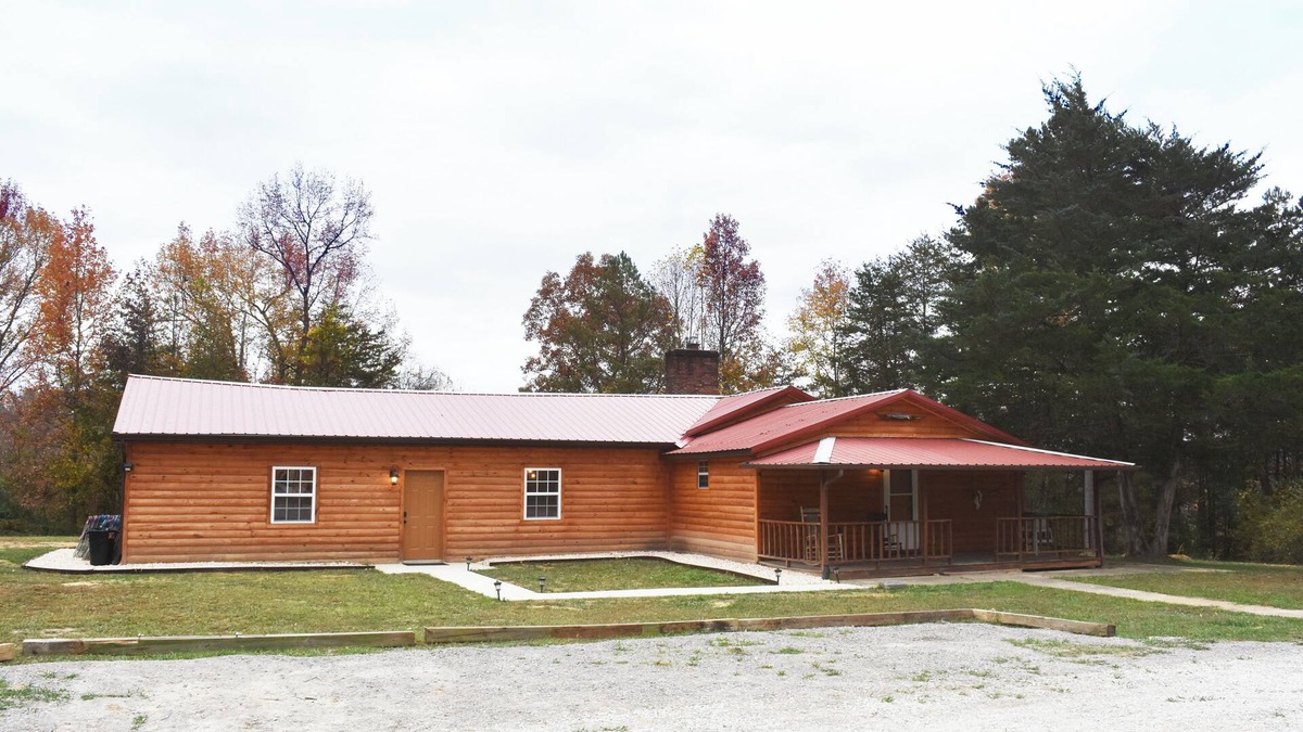Williamsburg Cabin | Charming 3-bedroom rustic cabin with WiFi in wonderful Williamsburg