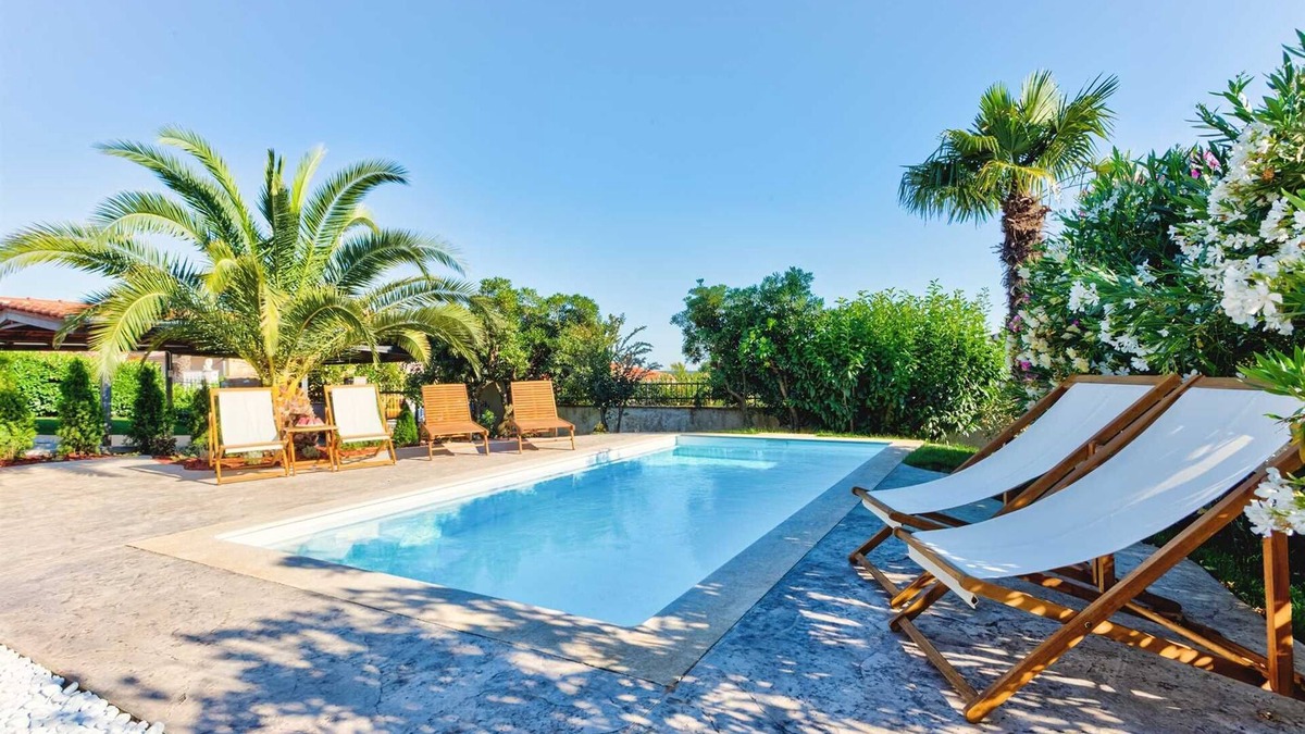 Roskici Villa | Charming 3 bedroom villa with pool surrounded by greenery
