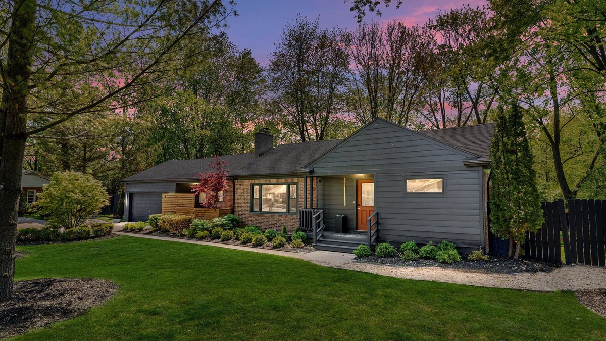 Southfield Cottage | Charming 3-bedroom with 2 full baths cottage in Southfield for Soul Searching