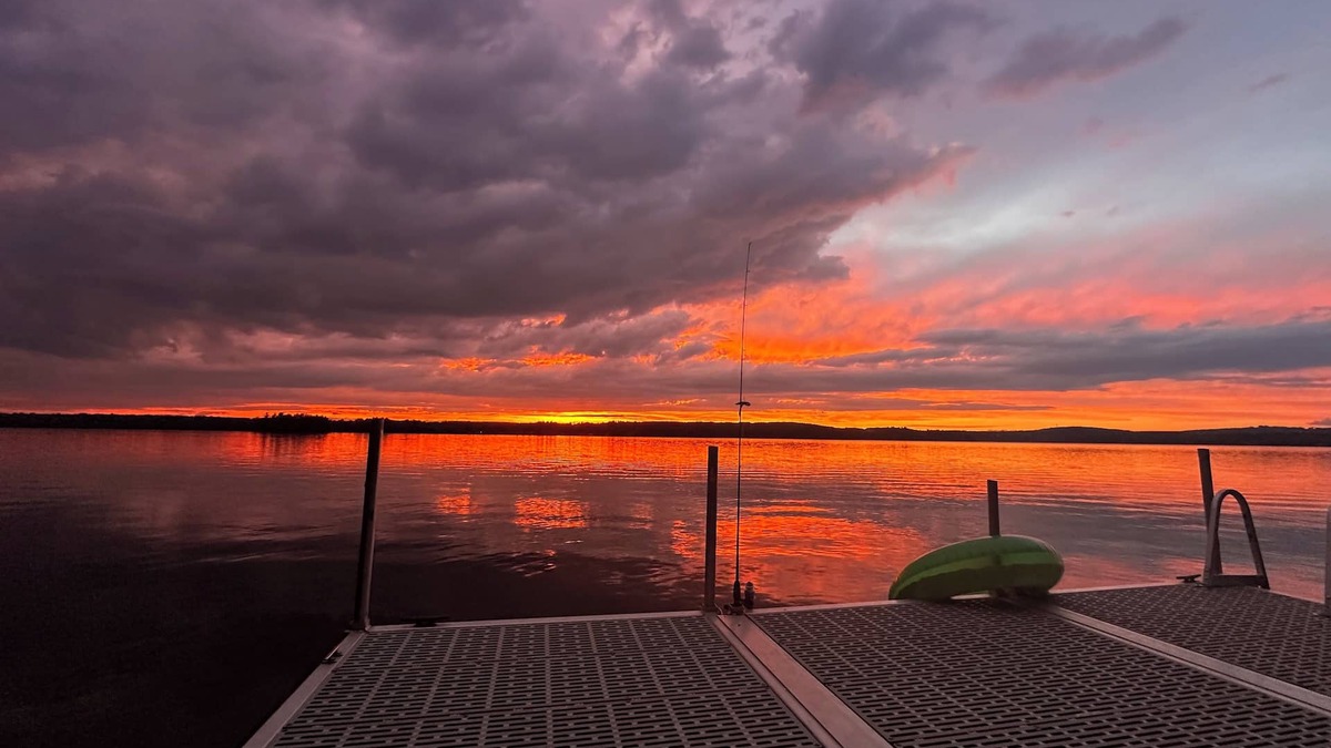 Vassalboro Cottage | Charming 3-bedroom waterfront cottage with AC, WiFi and spectacular sunset views