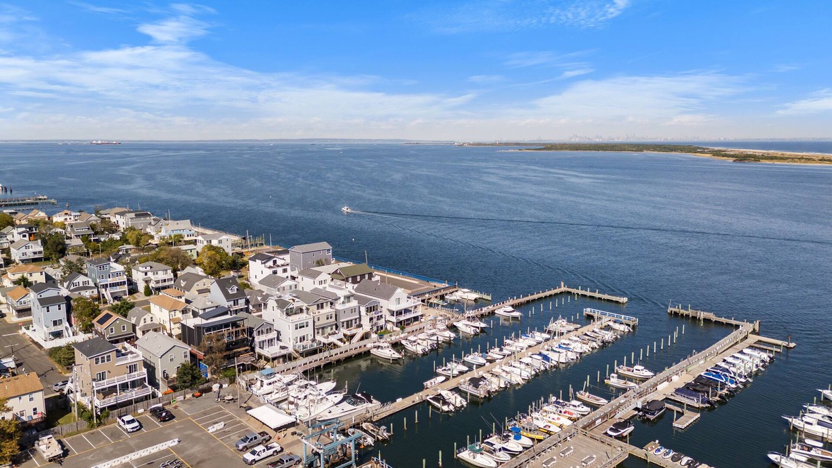 Highlands House | Charming 3-bedroom waterfront house with WiFi and AC in charming Highlands