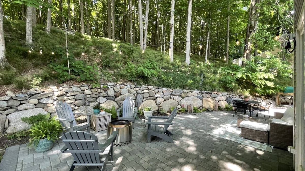 Amesbury House | Charming 3 bedroom with magical patio