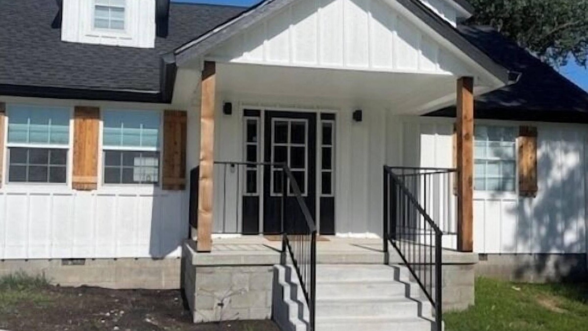 Grove House | Charming 3-bedroom with hot tub. Minutes from every convenience.