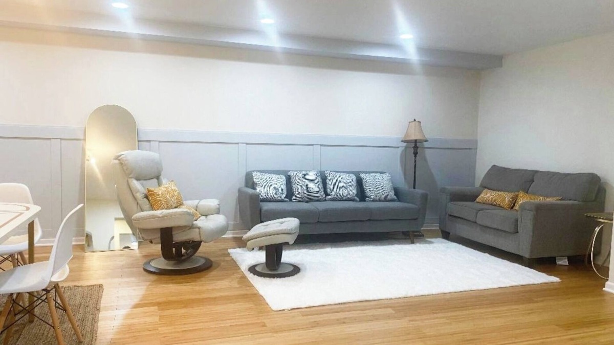 Oak Park House | Charming 3 beds 2 full baths close to Chicago downtown walking to trains