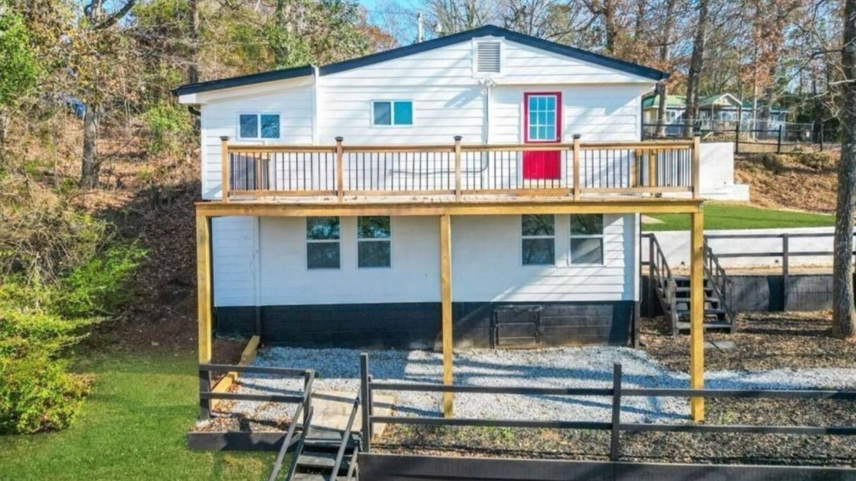 Jackson House | Charming 3-BR/2-BA Waterfront Lake House