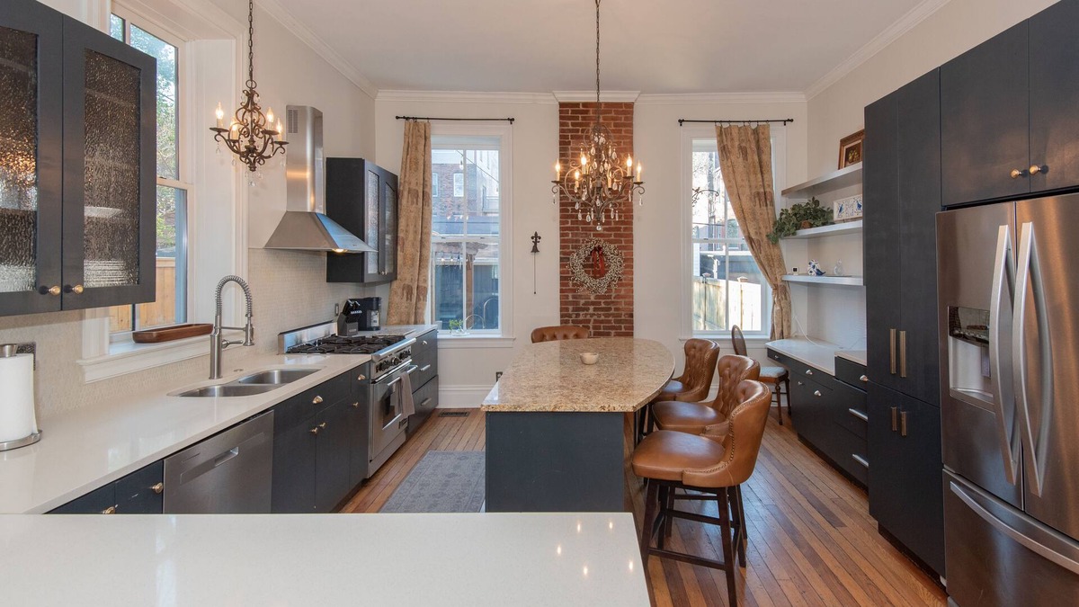 Lafayette Square House | Charming 3 BR historic home walking distance from Lafayette Park