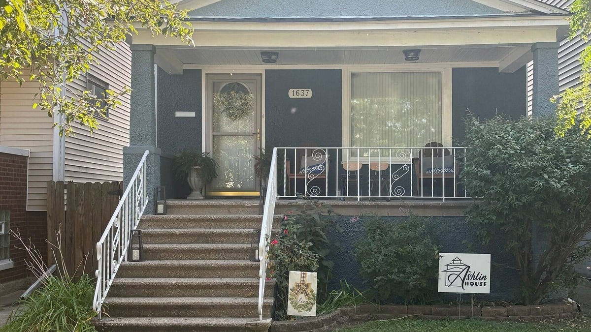 Whiting House | Charming 3-BR home on a cobblestone street near the Lake Michigan lakefront.