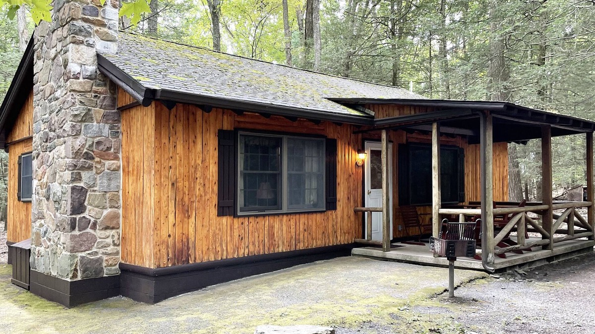 Reeders Cabin | Charming 3 BR Log Cabin in the Poconos