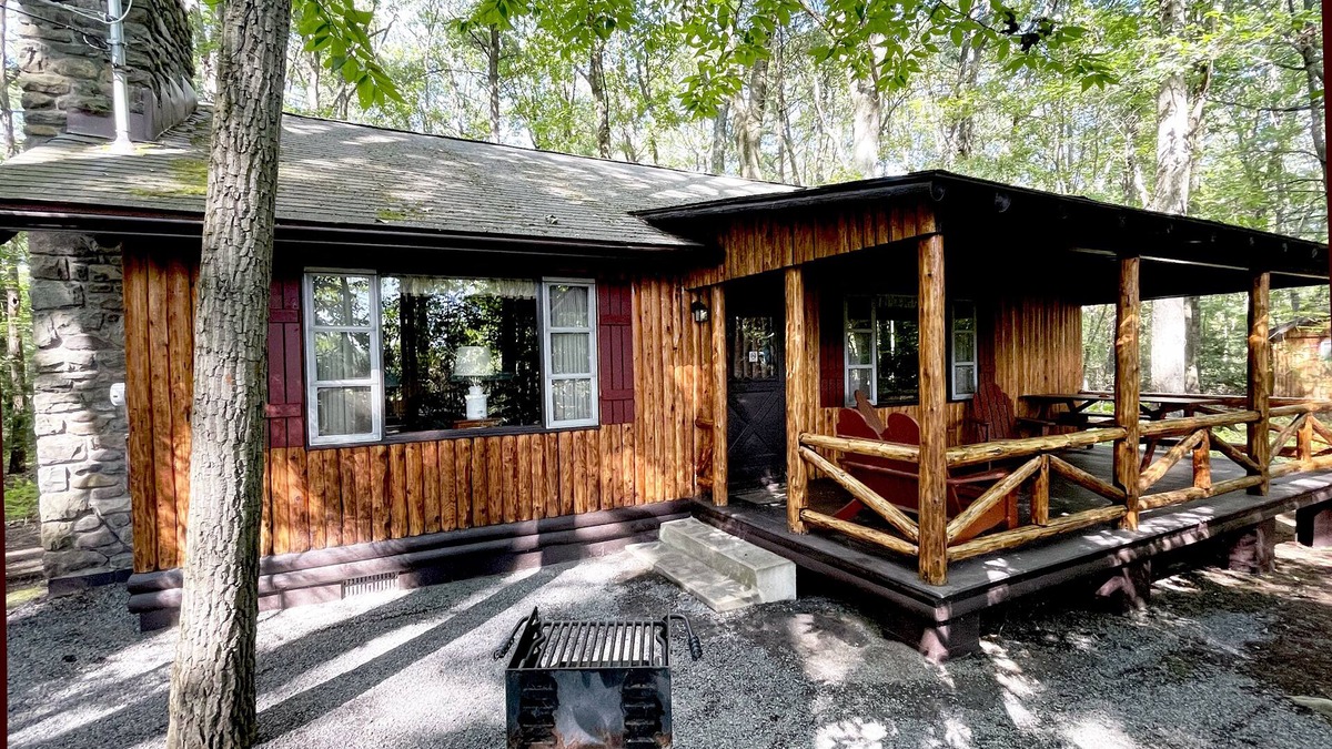 Reeders Cabin | Charming 3 BR Log Cabin in the Poconos