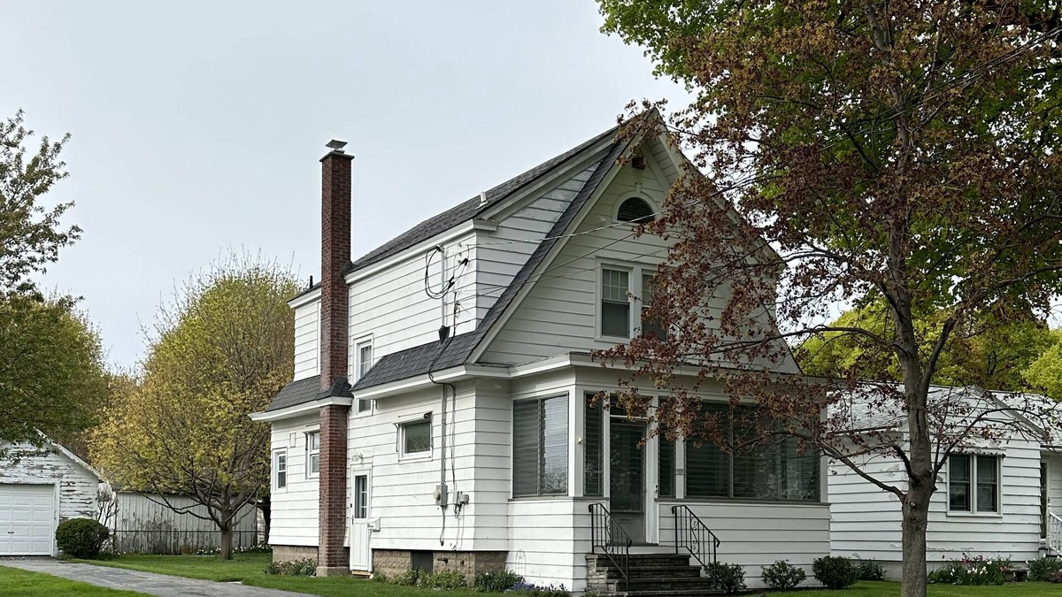 Oswego House | Charming 3 BRM family home in quiet neighborhood. 2 blocks from Lake Ontario.