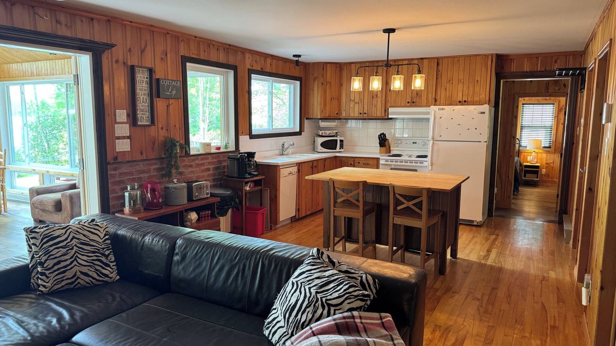 Stanstead Township Cottage | Charming 3-bedroom cottage in lovely Magog area with AC.