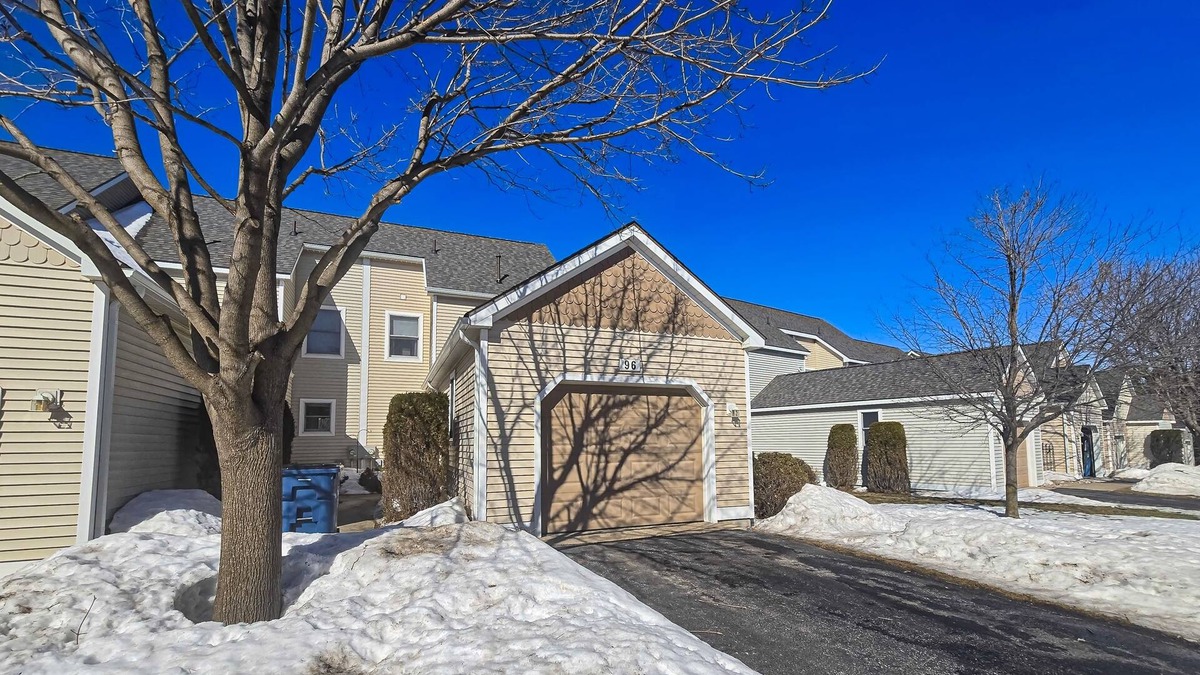 Manistee Condo | Charming 3 story condo, w/a W/D & Wifi, near beaches & shared pool access