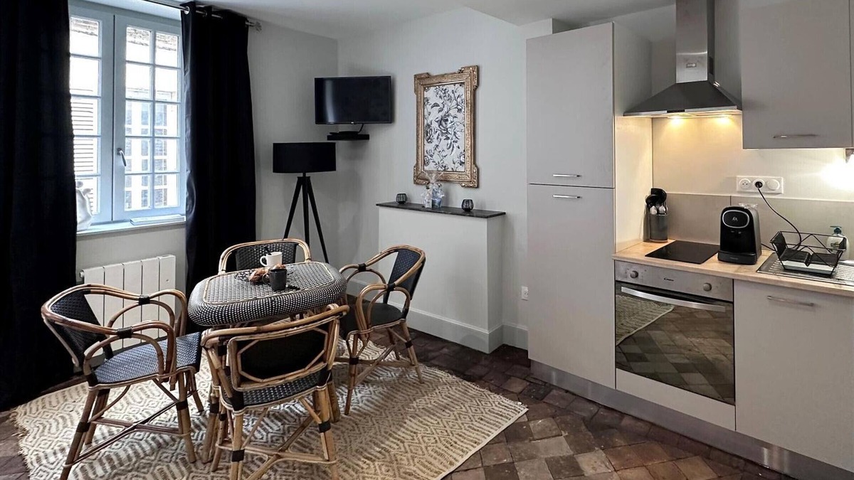 Moulins Apartment | Charming 30m² Studio in Historic Moulins Center – Modern Amenities, Sleeps 2