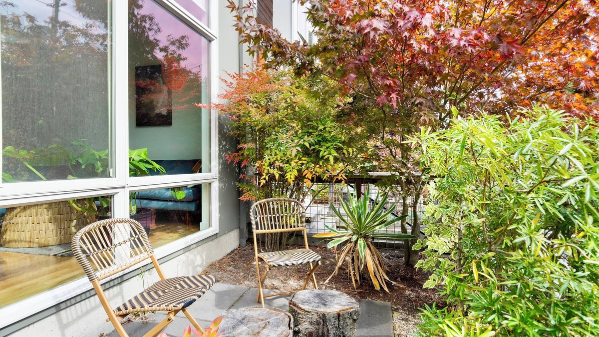 Old Ballard House | Charming 3B Ballard townhome w/Workspace & AC, Walkable to everything!