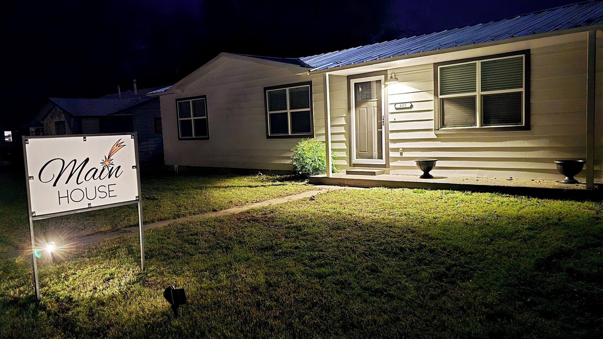 Rising Star House | Charming 3BD, 1 Bath, House near downtown. All amenities, full kitchen, Full WD