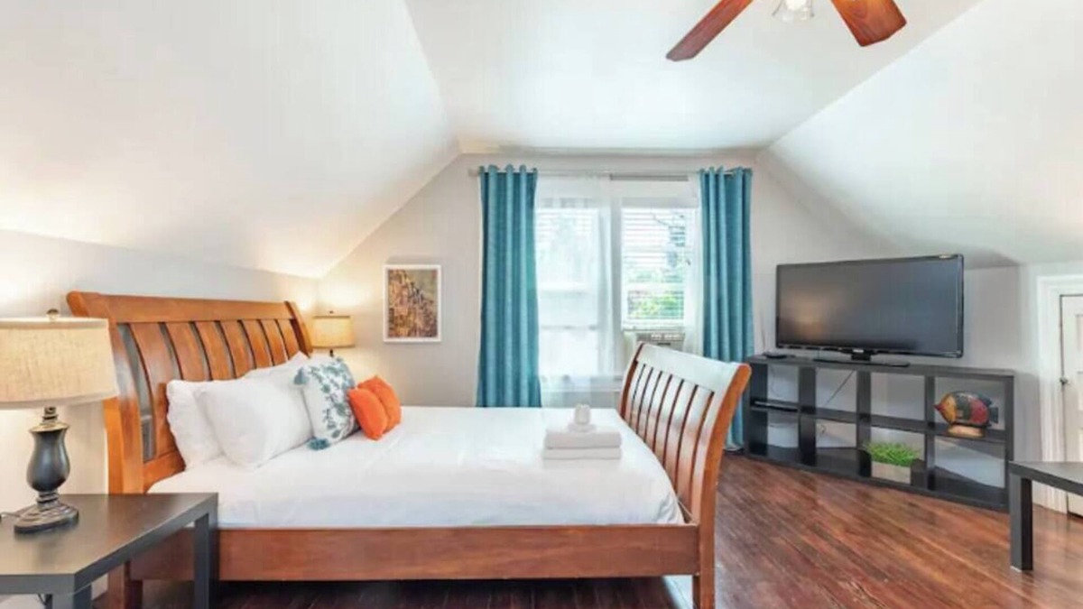 King House | Charming 3bed Home w/Yard - Walk Score 91!