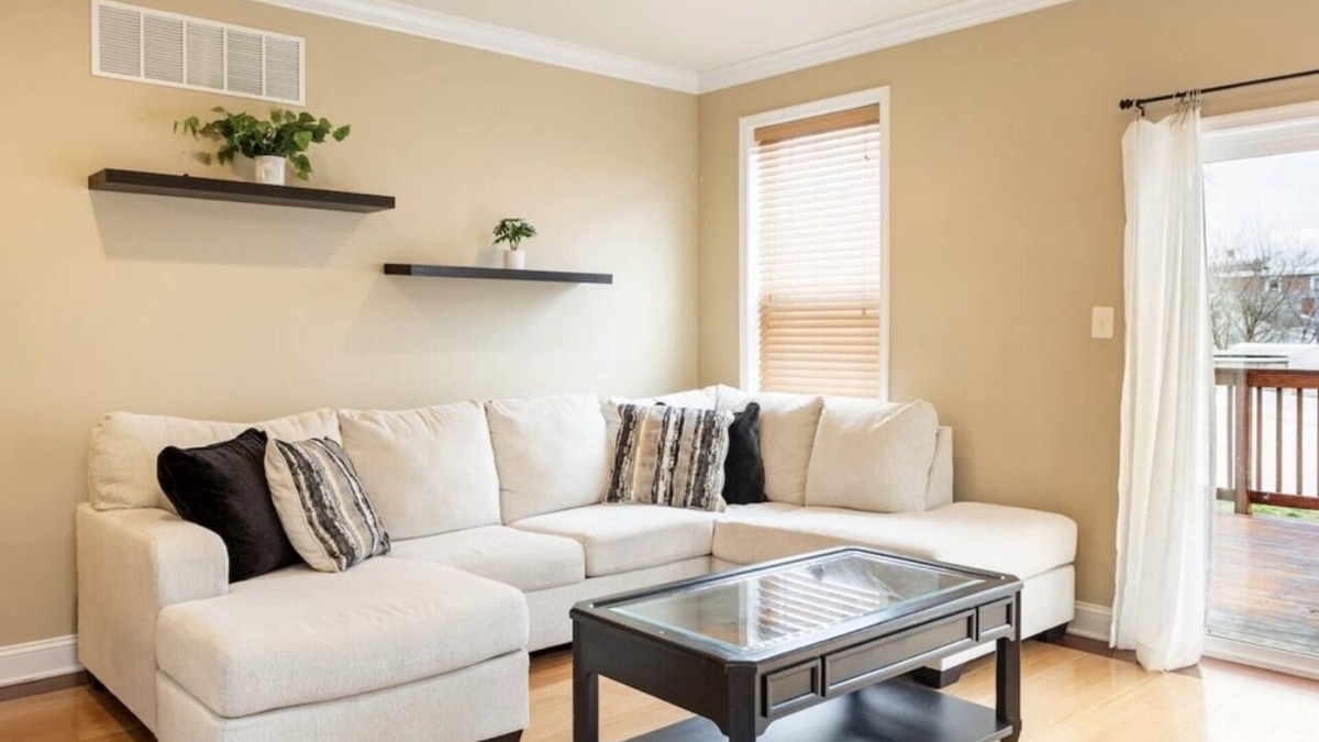 Bridgeport House | Charming 3BR & 2.5Ba nested in KOP w parking, close to Conshy & downtown Philly.