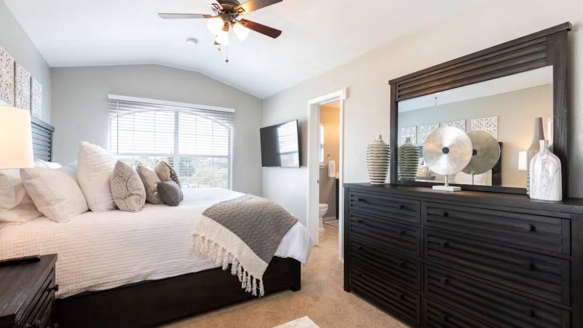 Southside House | Charming! 3BR/2.5BA two-story home near Lackland AFB! Fully equipped kitchen