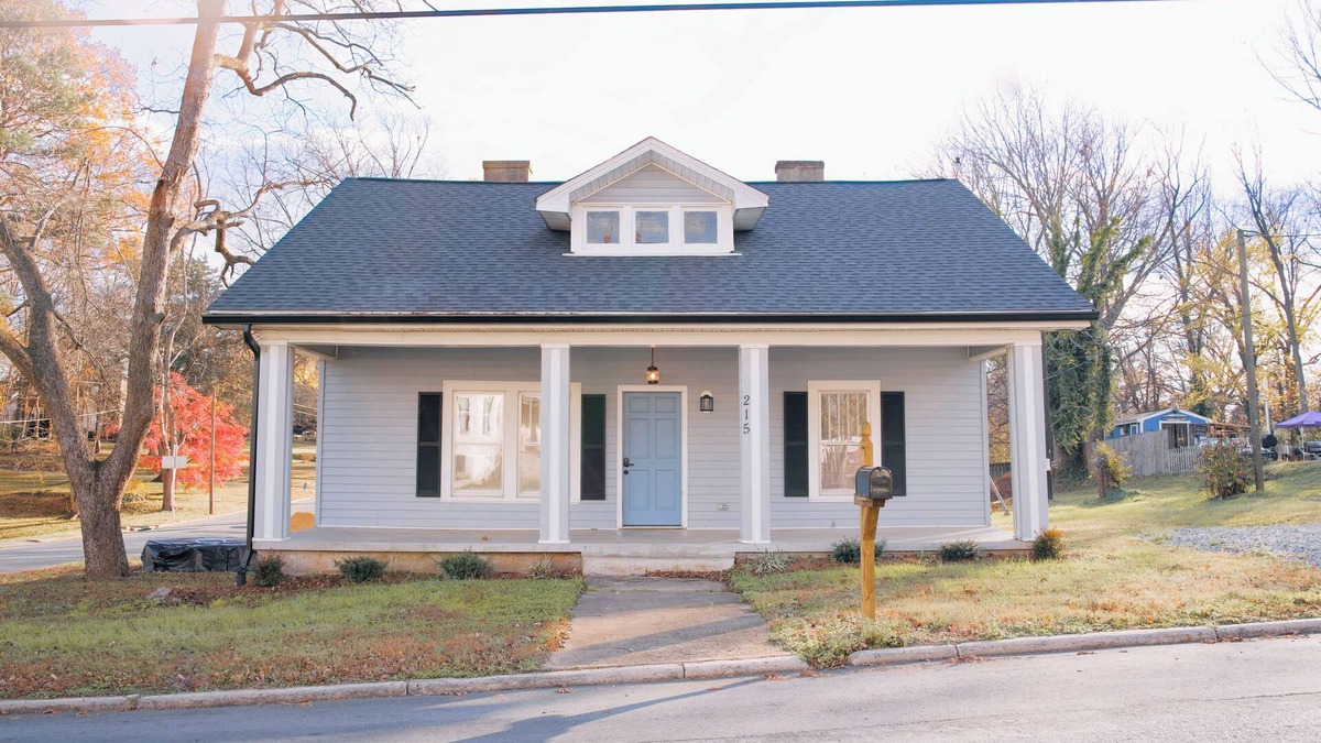 Graham House | Charming 3BR/2BA Sleeps 6 in Graham, NC has everything you need!