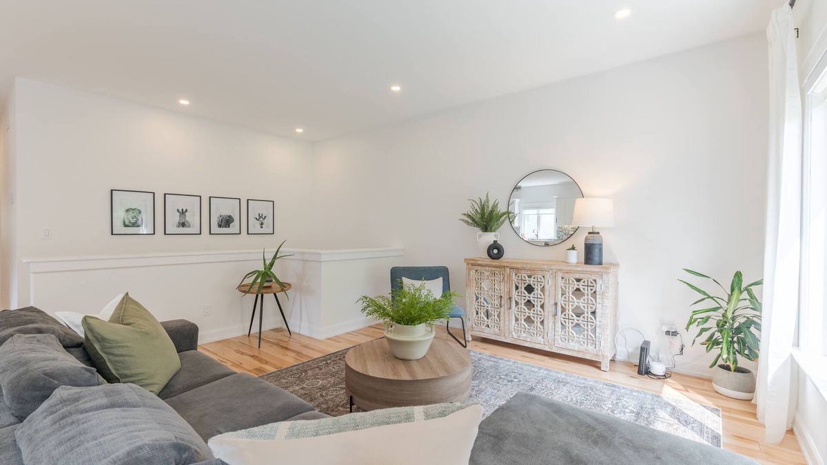 Port Hope House | Charming 3BR Bungalow + Hot Tub in Port Hope