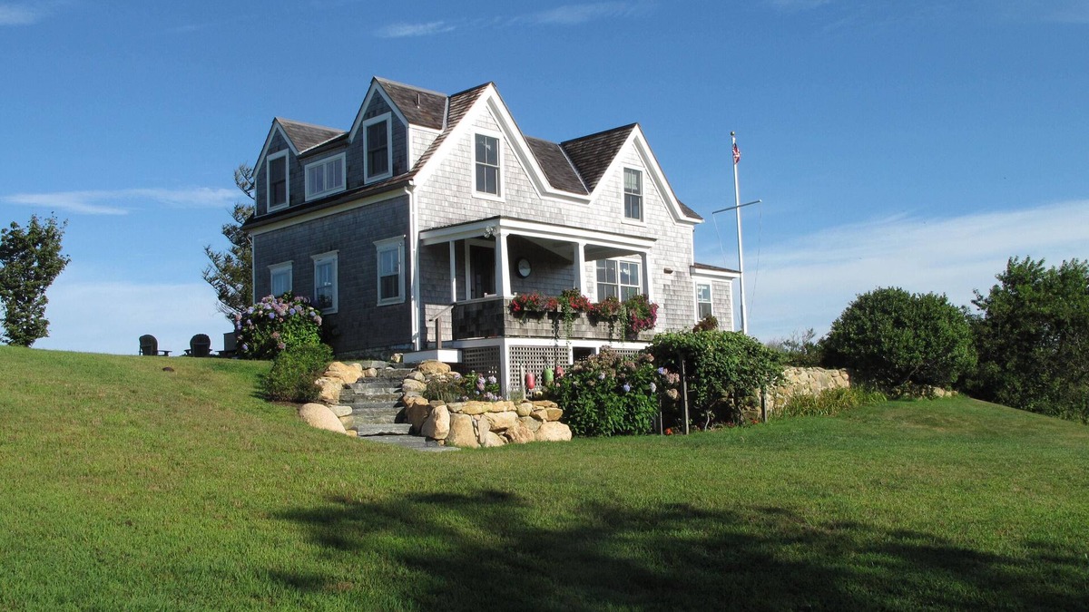 Block Island Cottage | Charming 3BR Cottage Perched above the Sea Offers Spectacular Ocean Sunsets