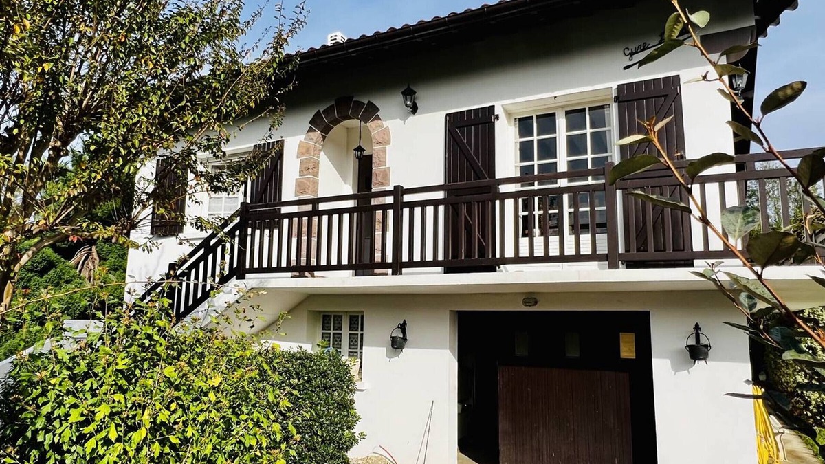 Cambo-les-Bains House | Charming 3BR House in Cambo-Les-Bains Center - Terrace, Garden, Pets Welcome, Internet Fiber
