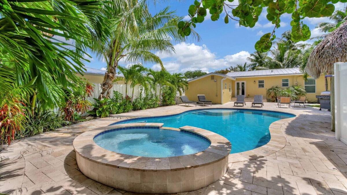 Lake Ridge House | Charming 3BR Home, Pool & Hot Tub FTL Gateaway!
