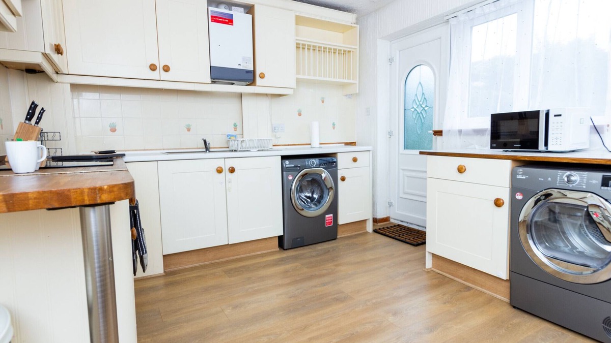 Ridgeway House | Charming 3BR House - Perfect for Group Stays
