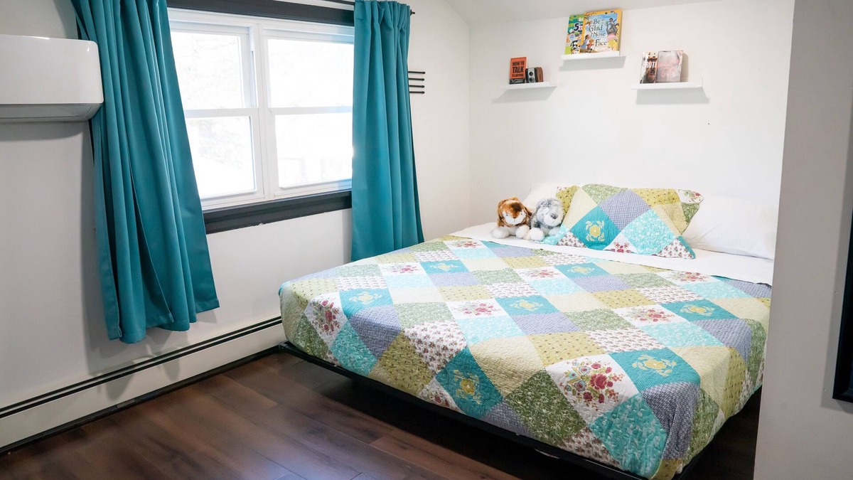 West Hempstead House | Charming 3BR Retreat WiFi, AC & Serenity in West Hempstead