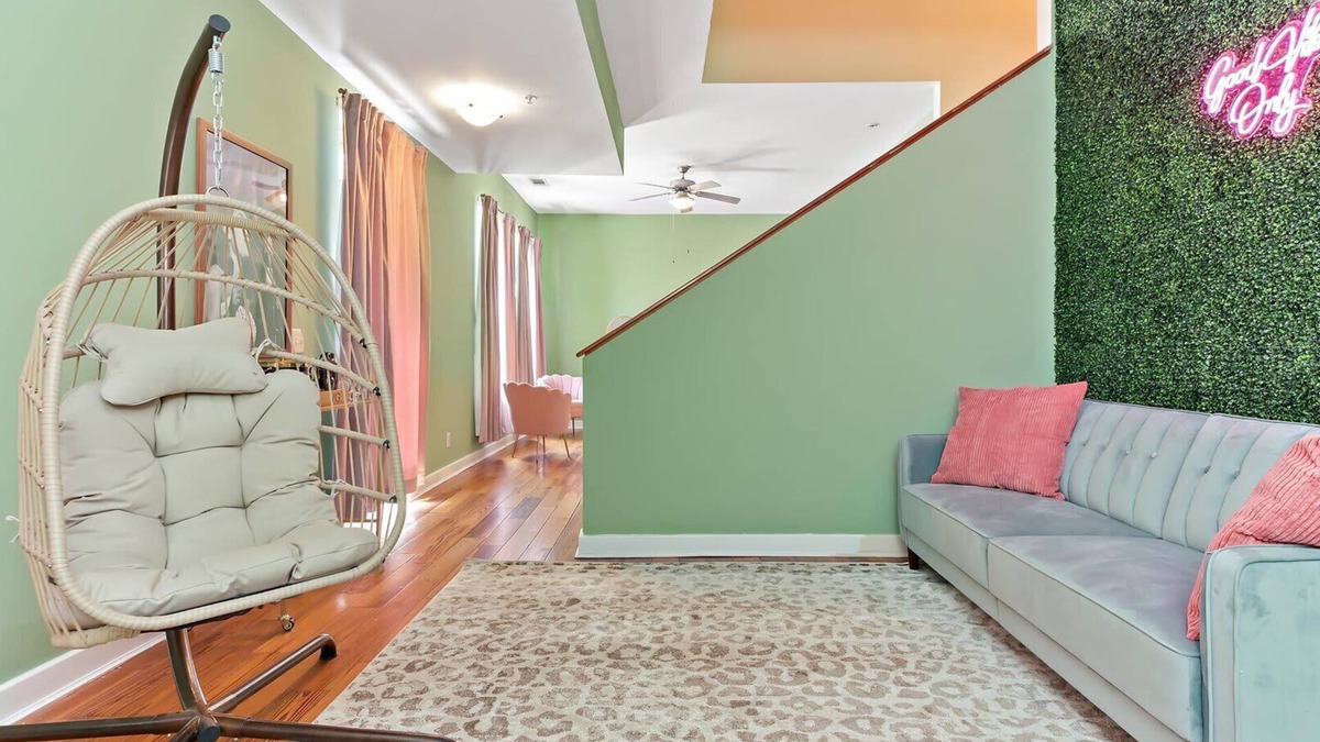 Old West Broad Neighborhood Condo | Charming 3BR Retreat | Heart of Savannah | Near Forsyth Park!