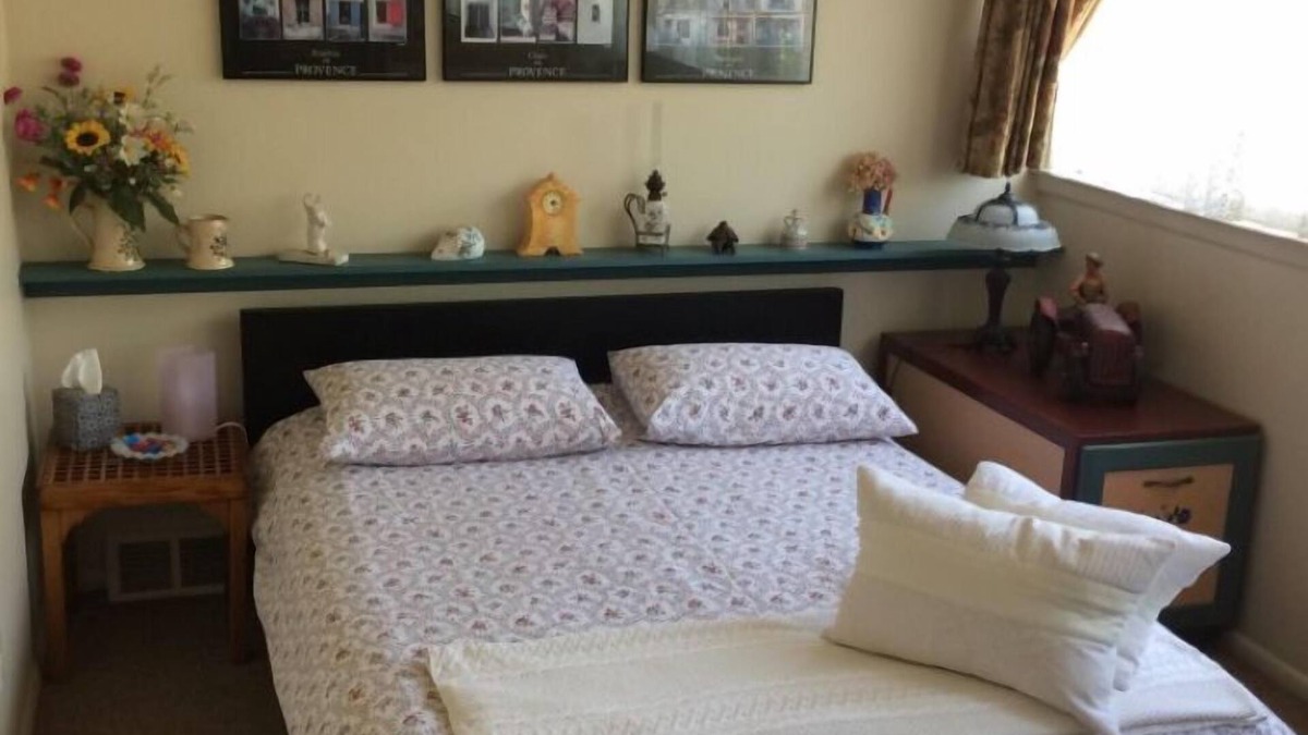 Society Hill Apartment | Charming 3rd Flr Bedroom with Private Bath & Roof-Deck & Parking