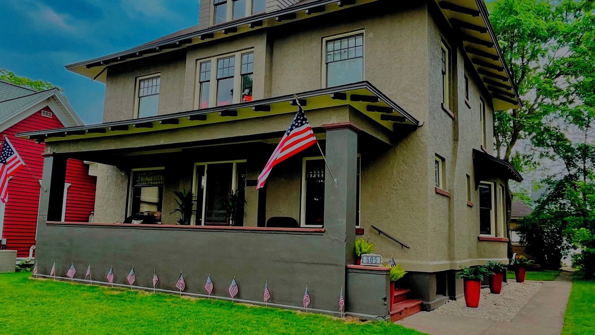 Escanaba House | Charming 4 Bed Home 1/2 block from Ludington Park and 1 hour from Pictured Rocks