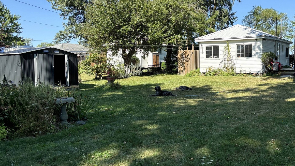 Adolphustown Cottage | Charming 4-bedroom cottage in lovely Greater Napanee with AC
