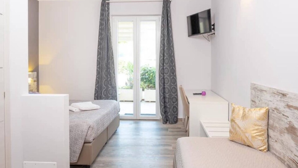 Costermano Villa | Charming 4-bedroom estate in enchanting Albaré Stazione with AC, WiFi