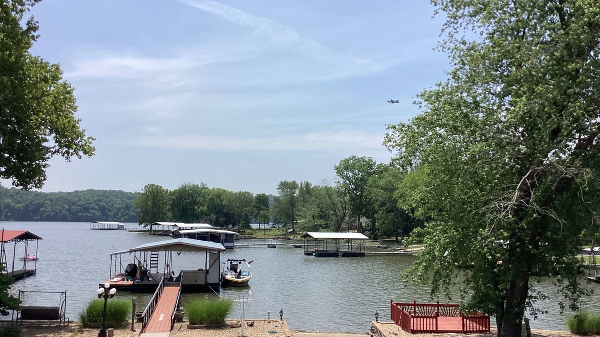 Climax Springs House | Charming 4-bedroom house with Private Dock - Perfect for Family Gatherings