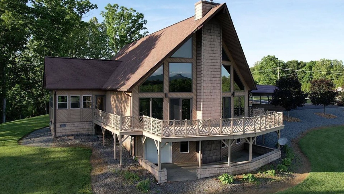 Pilot Mountain Ski Chalet | Charming 4-bedroom Chalet with WiFi and Welcoming View of Pilot Mountain