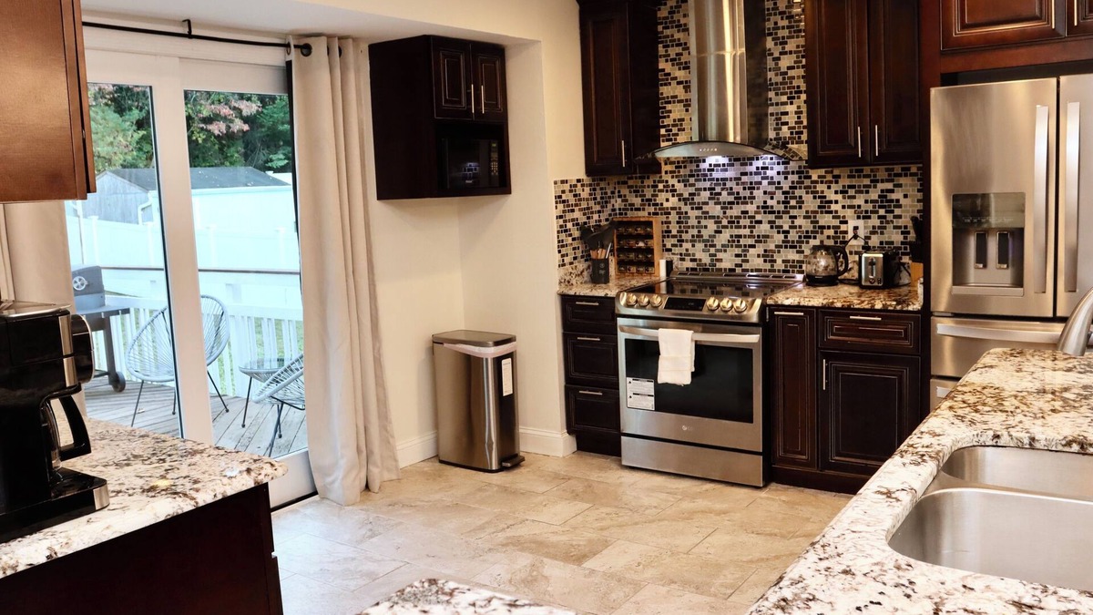 White Oak House | Charming 4-bedroom house with AC and WiFi in brilliant Silver Spring