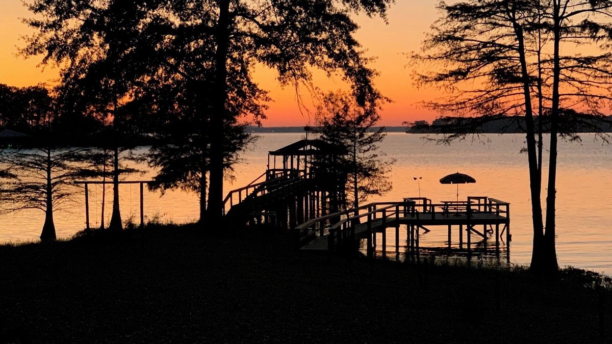Negreet House | Charming 4-bedroom, 3 Bath Lake House on Toledo Bend Lake