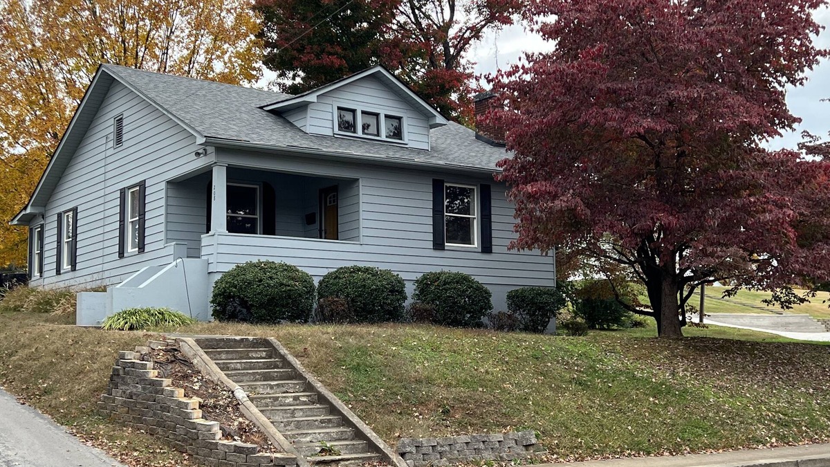 Somerset House | Charming 4 bedroom - 5 minute walk to downtown! (Dog friendly)