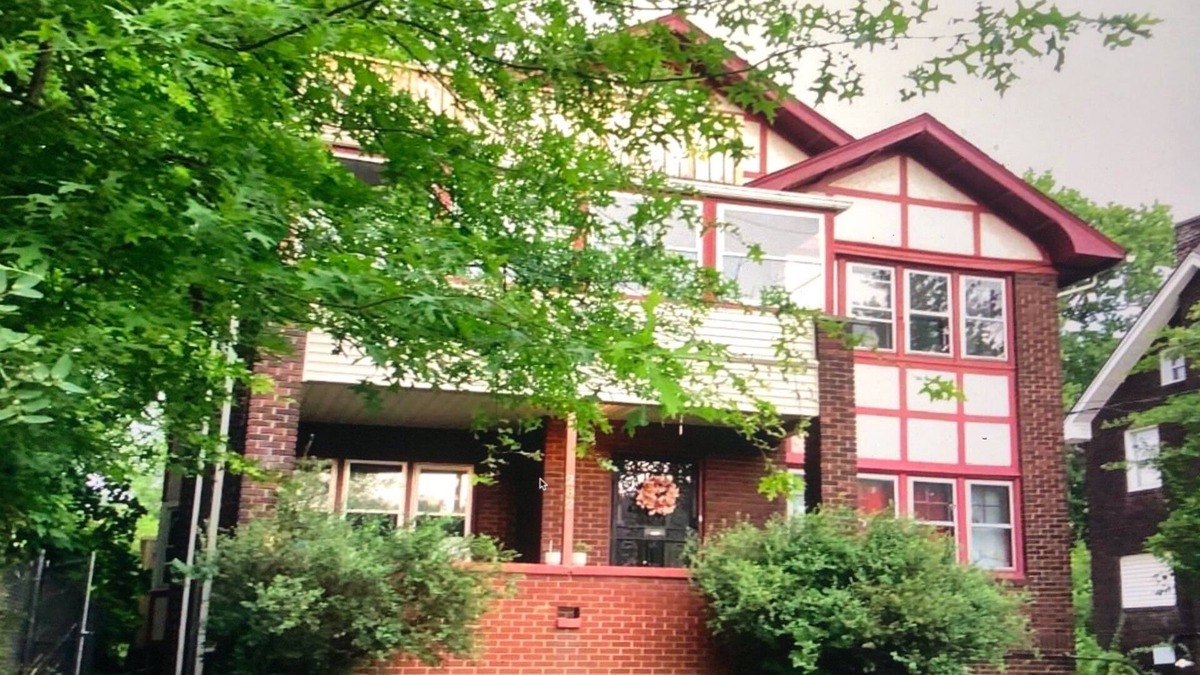 Youngstown House | Charming 4-bedroom apt. in house near YSU with WiFi located in Youngstown, Ohio