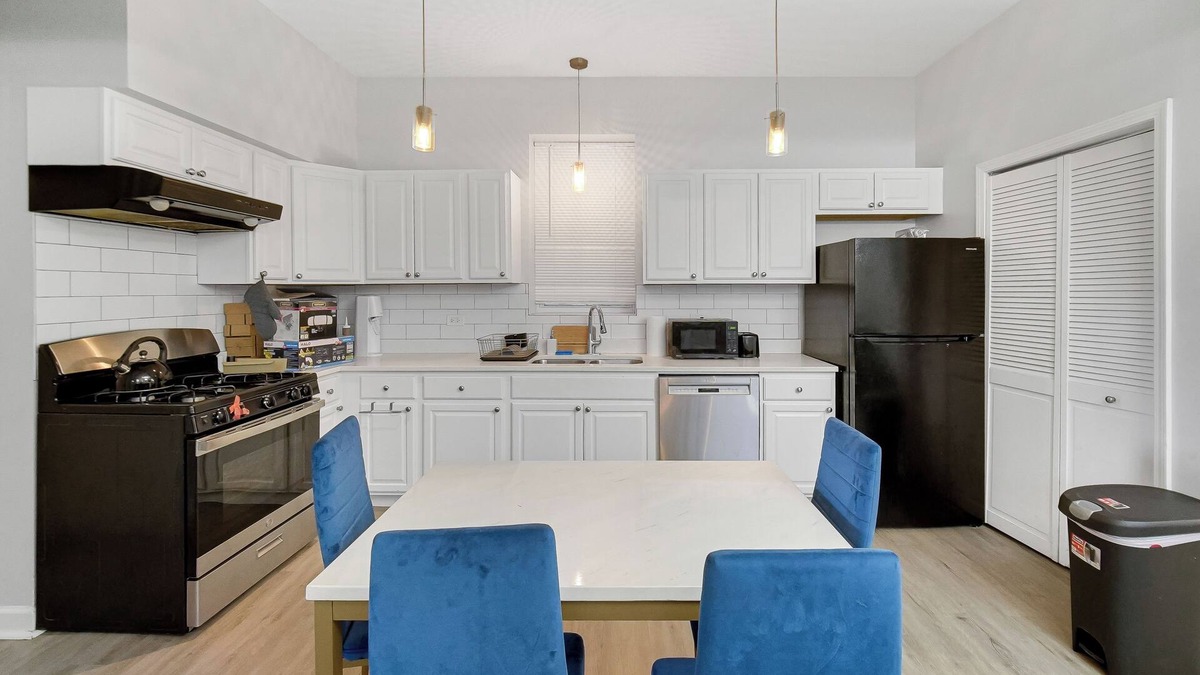 Lower West Side Apartment | Charming 4-bedroom apartment in pilsen
