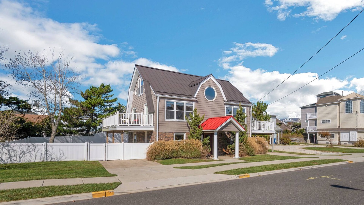 Strathmere House | Charming 4-bedroom Beach Cottage with WiFi, AC in Strathmere