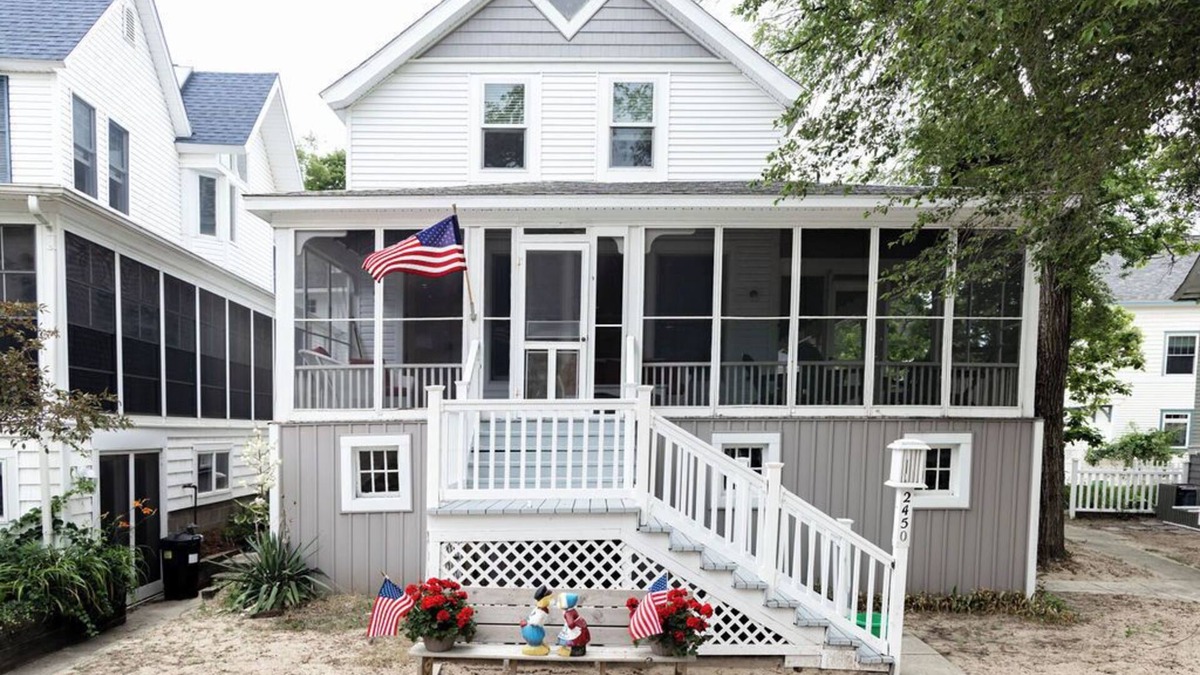 Macatawa Cottage | Charming 4-bedroom beachside Lake Michigan cottage in beautiful Macatawa