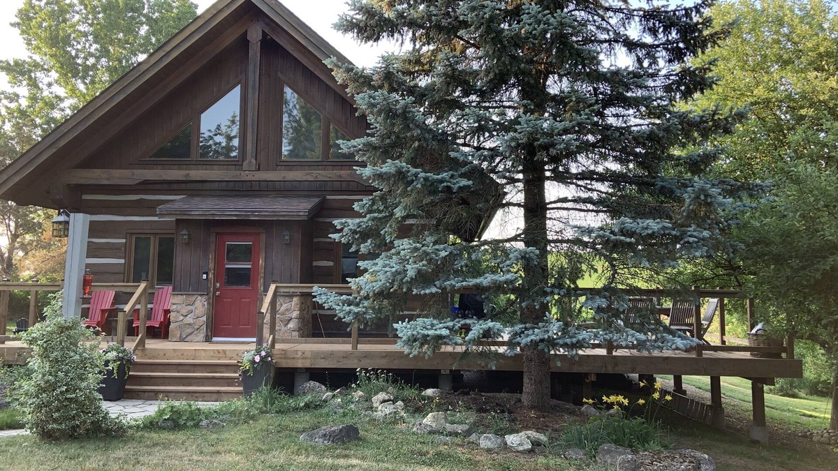 The Blue Mountains Ski Chalet | Charming 4 Bedroom Chalet located on a 1-acre lot w/hot tub.