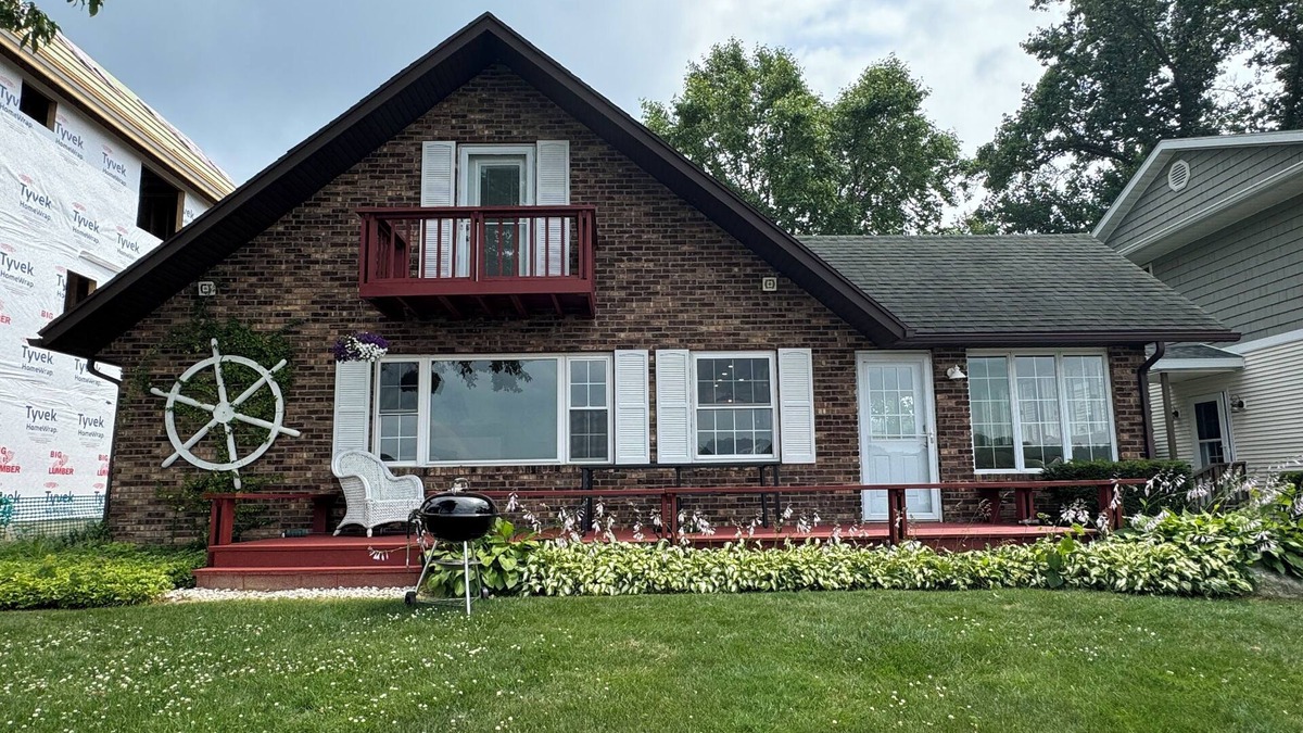 Cassopolis Cottage | Charming 4-bedroom cottage on fabulous Diamond Lake! Just remodeled! WiFi & AC