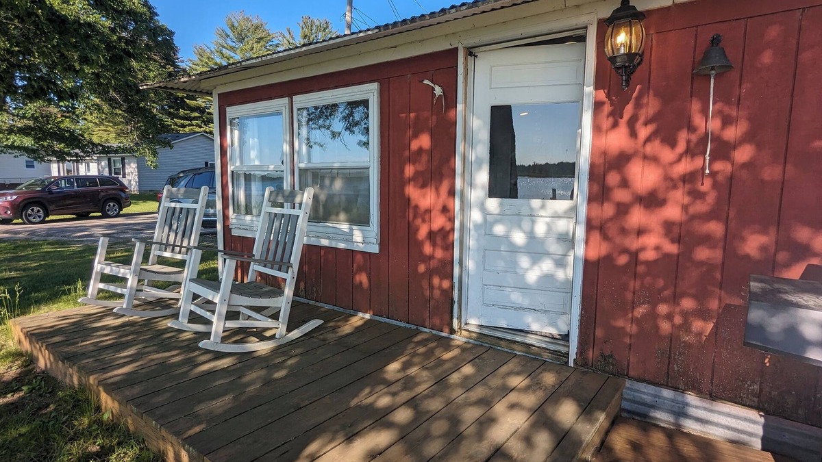 Tawas City Cottage | Charming 4-bedroom cottage ON Tawas Lake Pet, kid-friendly. Great Bird watching!