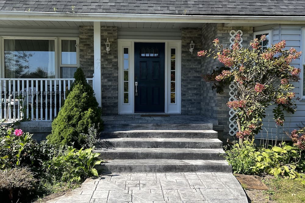 Kingston House | Charming 4-bedroom Cape Cod, 1000 Islands getaway
